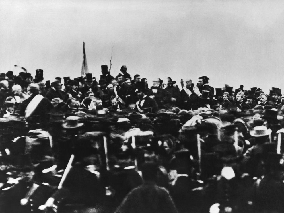  Lincoln delivers Gettysburg Address