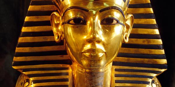  Archaeologists enter tomb of King Tut
