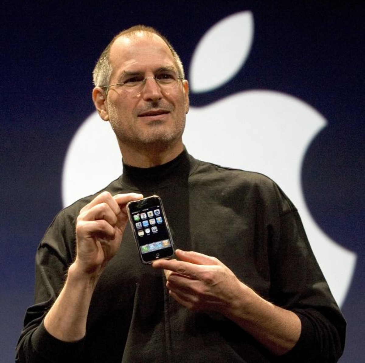  Steve Jobs debuts the iPhone